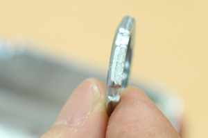 ねじなし電線管とアウトレットボックスの取り付け