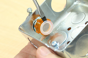 ねじなし電線管とアウトレットボックスの取り付け