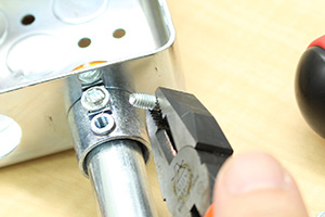 ねじなし電線管とアウトレットボックスの取り付け
