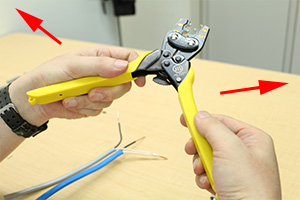 差込コネクターとリングスリーブによる電線の結線