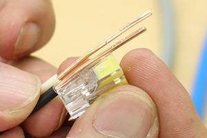差込コネクターとリングスリーブによる電線の結線