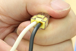 差込コネクターとリングスリーブによる電線の結線