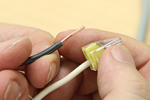 差込コネクターとリングスリーブによる電線の結線