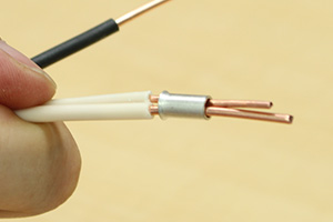差込コネクターとリングスリーブによる電線の結線