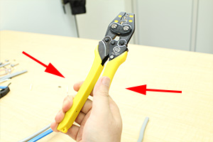 差込コネクターとリングスリーブによる電線の結線